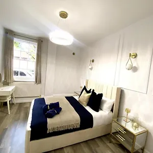 Apartment Inviting 3-bed In London
