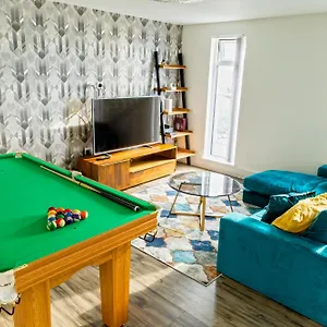 Apartment Attractive 2 Bedroom Penthouse With Free Parking *