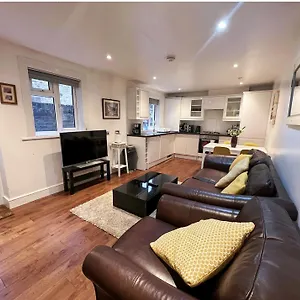 Lovely 2 Bedroom Garden Flat In * London