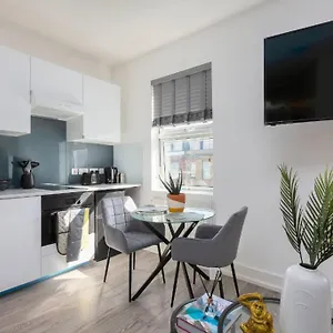 Apt, 8 Min Walk From Tube 3 *