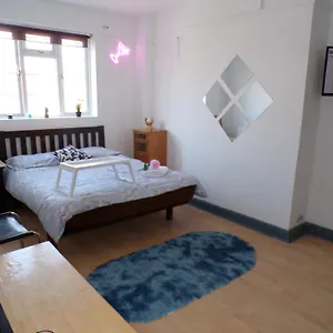 Apartment Shepherds Bush-apartment With Elevator *
