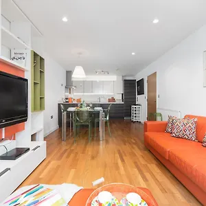 Two Bedroom Flat With Balcony In Central Wimbledon