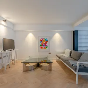 Sleek & Stylish 2bd Flat - Warren Street * London