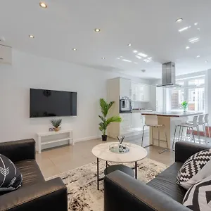 Stylish Two Bedroom By With Garden Apartment *