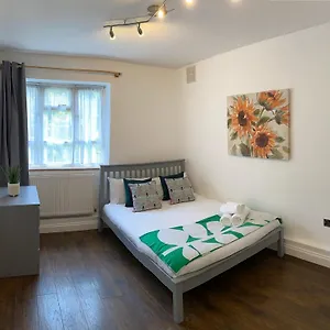 1-bed In - 2 Min Walk To Metro Apartment London