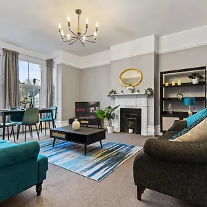 Parea Living - Leytonstone, 2-bedroom Serviced Apartment, Free Parking, Remote Working *