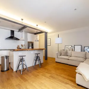 Stylish & Central 2-bed, 2-bath In Notting Hill Apartment *