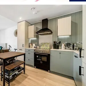 Kew Garden, Brand New, Large 1bd, Optical Fibre, Carpark, Cozy Brentford