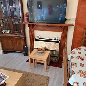 Single Room- London Seven Kings Train Station Homestay Ilford
