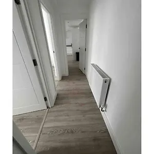 Morden 2 Bed *