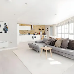 Large By Liverpool Street Station Apartment