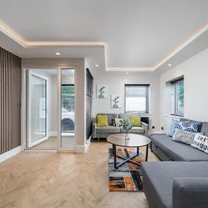Skyvillion - Cozy Large 4 & 1 Bed In Enfield, Mins To Tube Station, Free Wi-fi Apartamento Londres