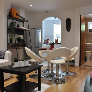 Modern Ground Floor In Canary Wharf, Free Parking London