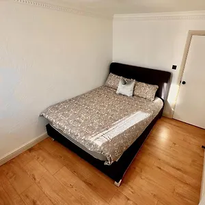 Flat 5 - In Aldgate Apartment London
