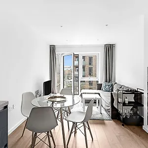 Stylish Flat In Battersea Reach Apartment London