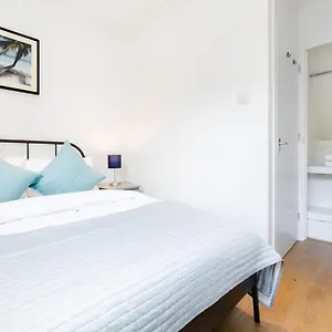 Cosy 4 Bed In London- Sleeps 8 *