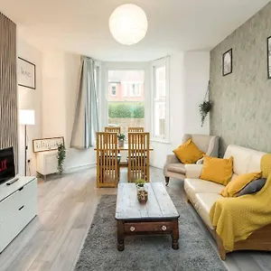 Family-friendly Garden Retreat * London
