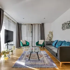 3 Bdr & 2 Bathroom In Bond Street- Central