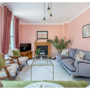 Joivy Splendid Townhouse Flat With Backyard * London