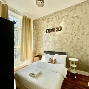 Cromwell Apartment
