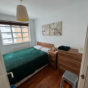 A Double In The Heart Of Ealing Broadway Homestay *