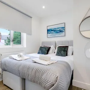 West Near Station With Parking - 360 Hendon