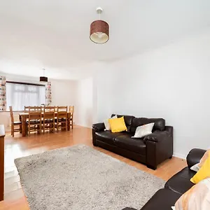Holiday home Charming 3br House In Greenford With Garden