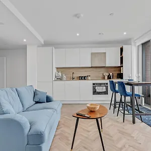 Lovely View Near Floor, 1gb Wifi, Near Canary Wharf, City, Stratford, Free Coffee, Snacks, Milk Apartment London