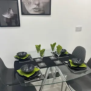 Urban 2 Bed Oasis Croydon, Sleeps 6 South Norwood