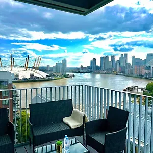 Apartment Beautiful View To Canary Wharf , O2 Arena , Near By Excel 3-beds London