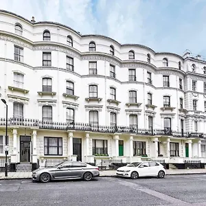 The Perfect Queensway Apartment *