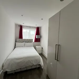 Double Guest 40 Minutes From London Guest house