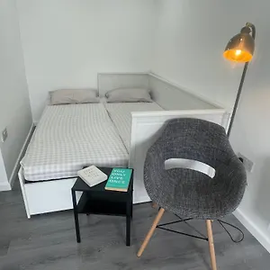 Self-contained & Kitchen Apartment Sutton (Greater London)