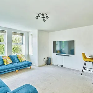 Amazing 2br Flat In With Balcony Apartment *