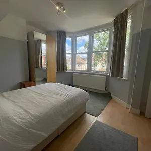 With Private Bathroom And Shared Kitchen Homestay Purley