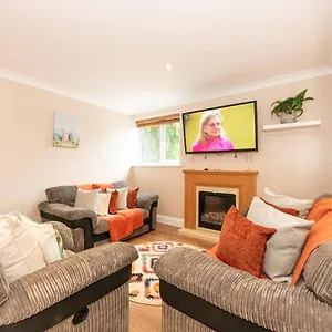 Pass The Keys Charming 3-bedroom 25mins To London Holiday home *