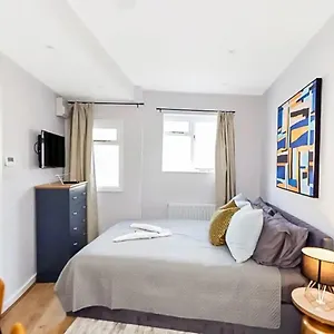 Ensuite Stylish - 3 Min To Trains - Pass The Keys London
