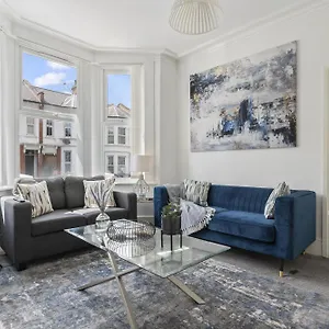 Family Luxe House With 4 Bedrooms In Suitable For Family Visits, Contractor With Close Proximity To The Underground Station With 25mins Into Holiday home *
