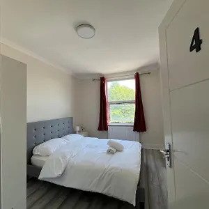 Walking Distance From Bridge Train Station Modern 4 Bedroom Apartment Kew