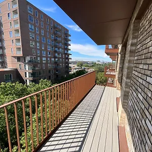 Deluxe Double Bed In Shared Near Canary Wharf, Airport & O2 Arena With Thames View * Londra