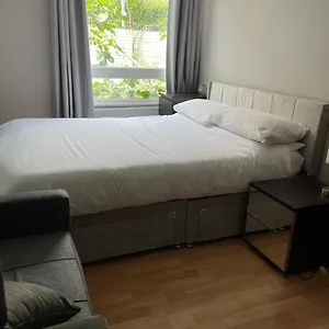 1 Bedroom Garden Flat Zone 2 Apartment *
