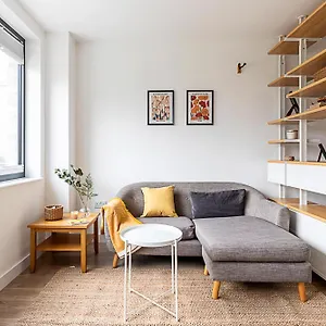 Well-connected Cosy And Bright Modern Flat London