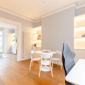 Apartment Elegant & Beautifully Presented 1bd Flat- Chelsea! *