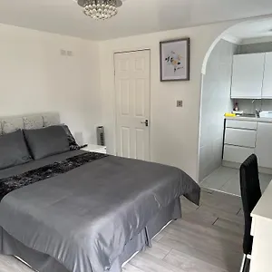 Outhouse Fully Equipped * London