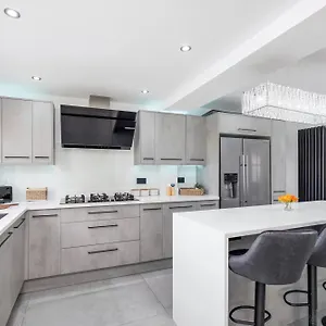 Modern Luxury 4 Bedroom House In Hornchurch Holiday home *