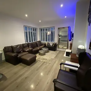 Charming 3-bed In London *