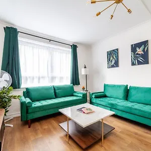 Lux 3-bed With Patio In Apartment London