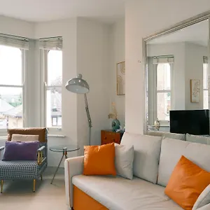 Spacious Duplex Flat West For Families & Groups Apartment London