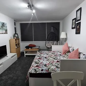 1 Bed Flat With Free Parking In E13 *