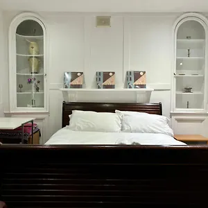 Apartment In Bloomsbury *